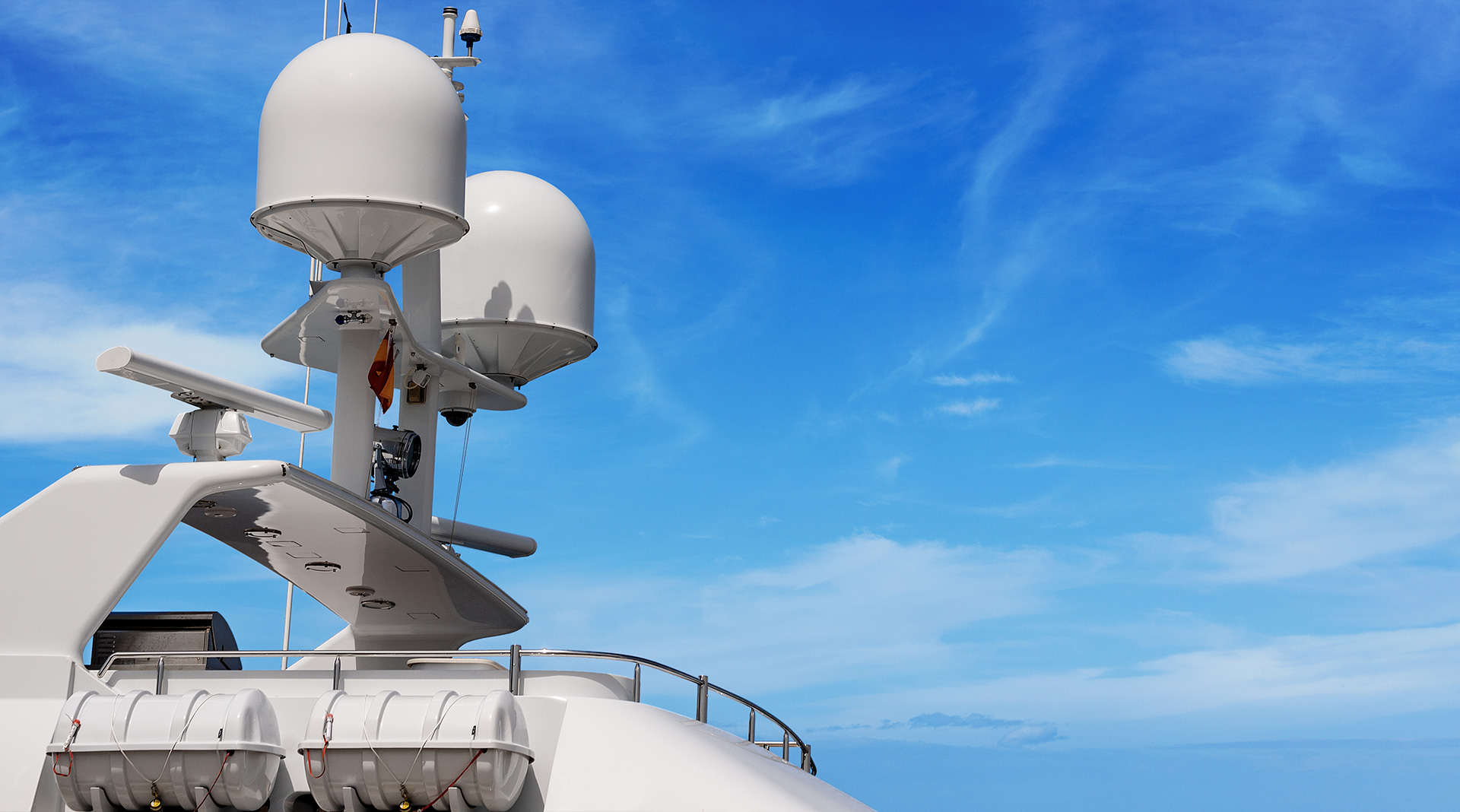 Radomi FRP personalizzati | Soluzioni leggero, resistenti alle intemperie, trasparenti RF