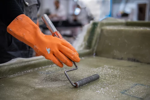 Processi di trattamento di superficie per i prodotti FRP a coda a mano